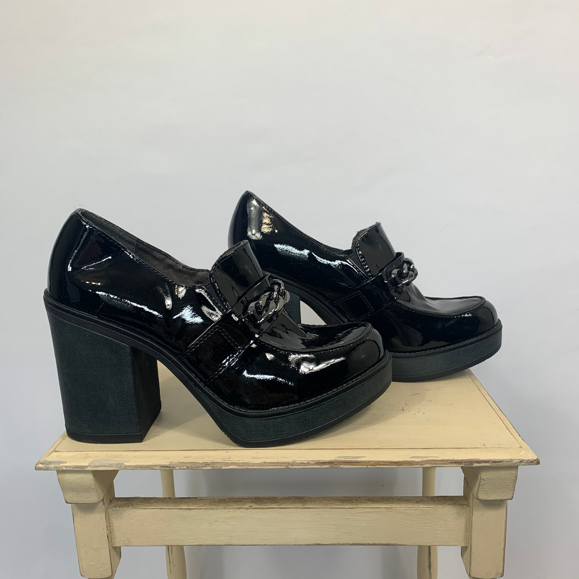VINTAGE CHUNKY SHOES IN SHINY BLACK With Chain - SIZE UK7/EU40 - 4" Heel