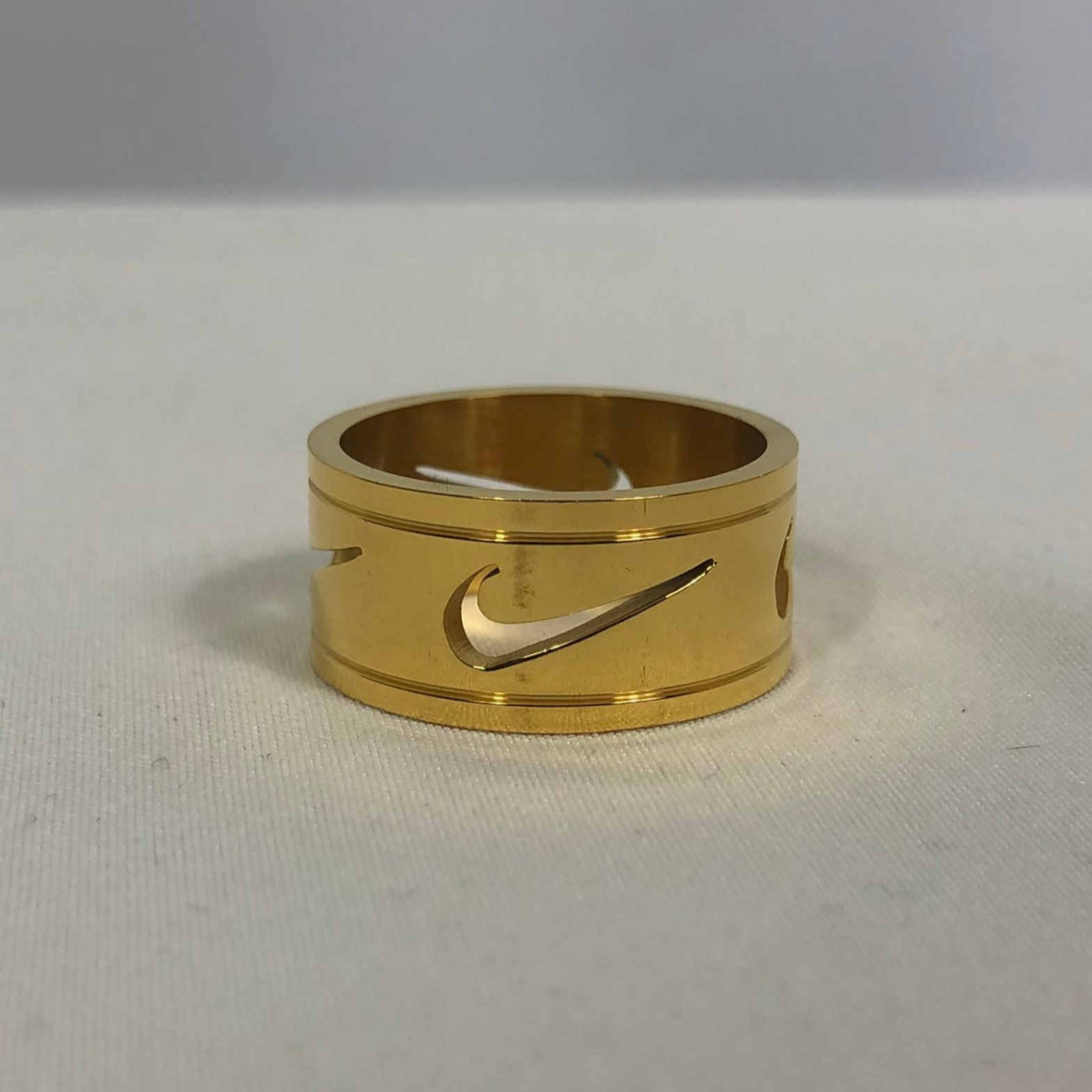Swoosh Band Cutout Ring in Yellow Gold