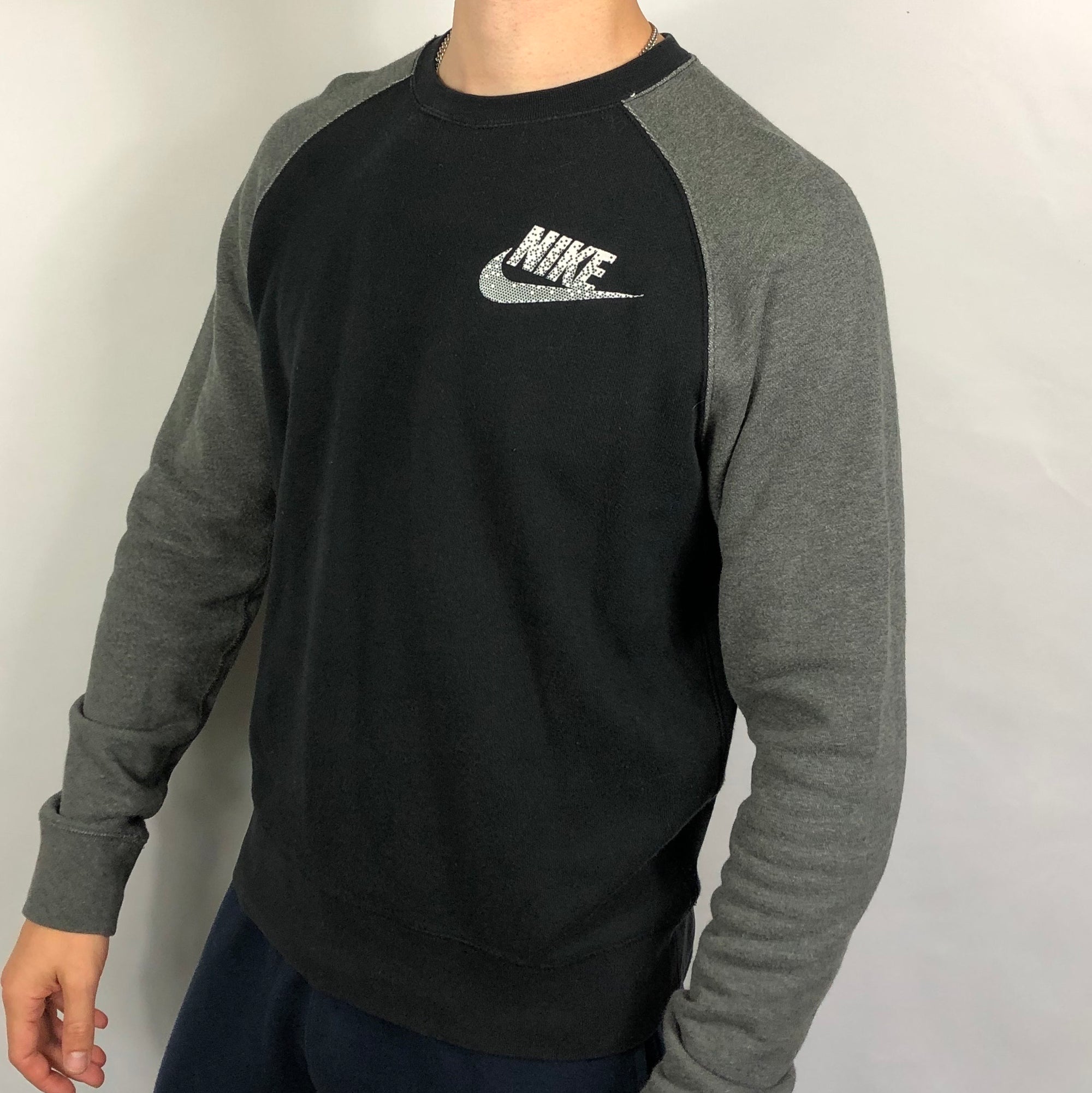Nike Sweatshirt in Grey & Black - Medium